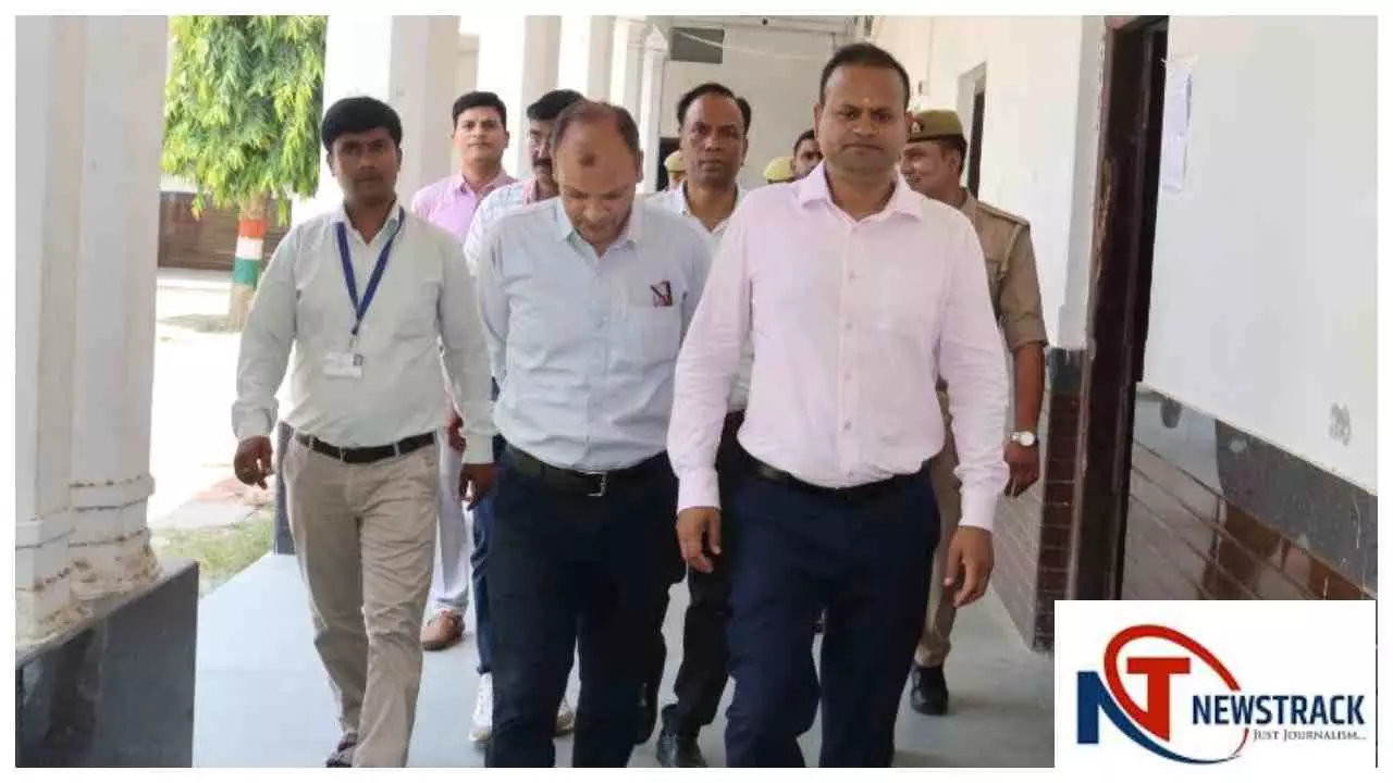 Azamgarh News: 14 केंद्रों पर सख्ती के बीच जीआईसी प्रवक्ता परीक्षा संपन्न, डीएम ने किया निरीक्षण Azamgarh News: 14 केंद्रों पर सख्ती के बीच जीआईसी प्रवक्ता परीक्षा संपन्न, डीएम ने किया निरीक्षण