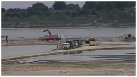 Illegal mining plays in cane quarry, Yamuna stream bends and bridges Illegal mining plays in cane quarry, Yamuna stream bends and bridges