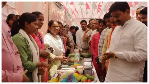 Teni distributes shelter to beneficiaries at Nighasan Jan Kalyan Camp