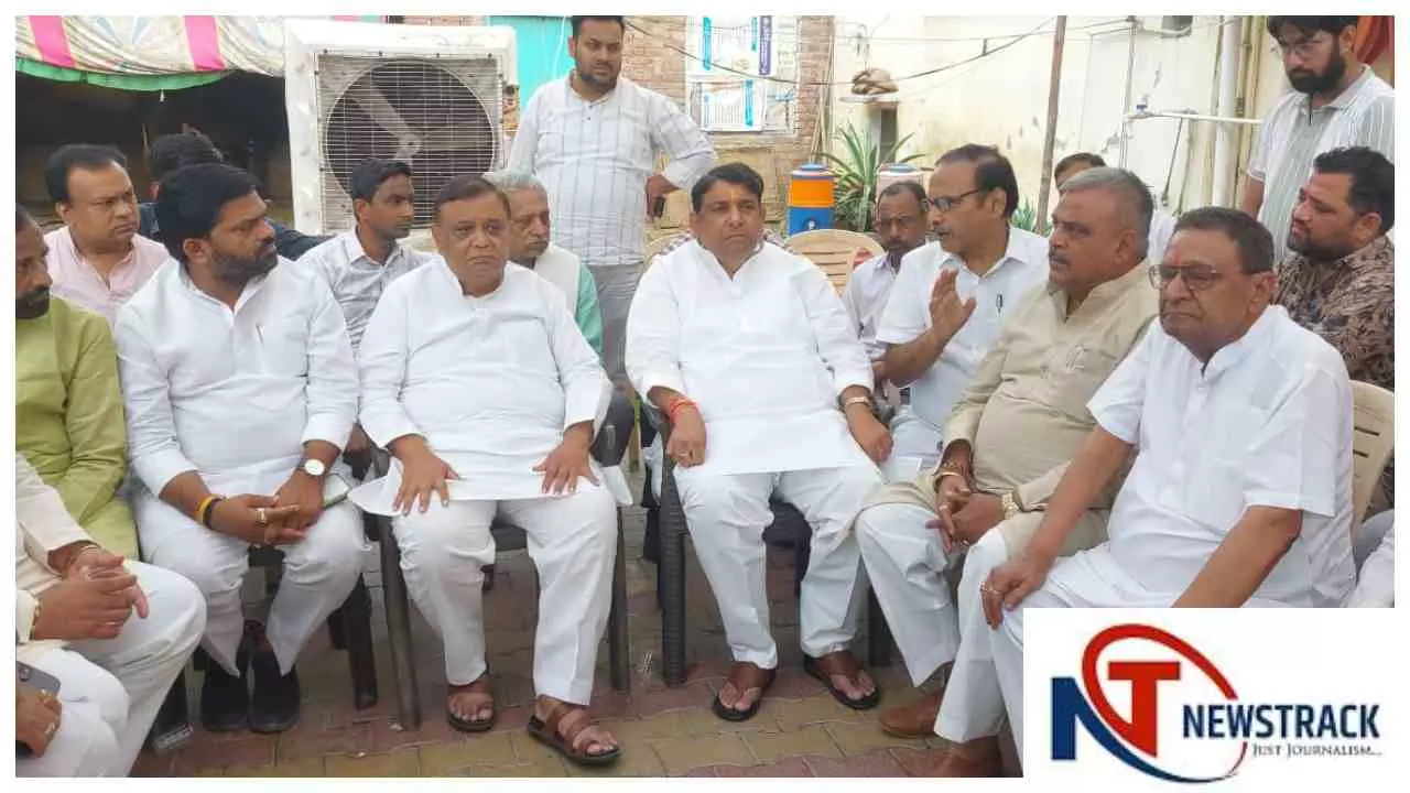 Baghpat Trader Father-Son Murder Case: पीड़ित परिवार से मिले सांसद अतुल गर्ग, न्याय दिलाने का दिया भ Baghpat Trader Father-Son Murder Case: पीड़ित परिवार से मिले सांसद अतुल गर्ग, न्याय दिलाने का दिया भ