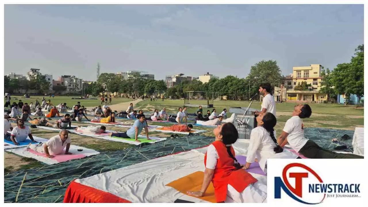 Aligarh News: योग से गूंजा अहिल्याबाई स्टेडियम, सैकड़ों साधकों ने लिया निरोगी जीवन का संकल्प Aligarh News: योग से गूंजा अहिल्याबाई स्टेडियम, सैकड़ों साधकों ने लिया निरोगी जीवन का संकल्प
