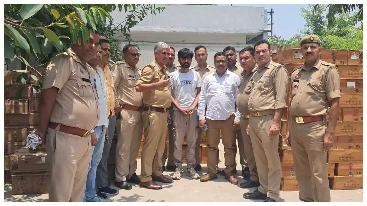 Large action on liquor trafficking, 1400 boxes of English recovered Large action on liquor trafficking, 1400 boxes of English recovered