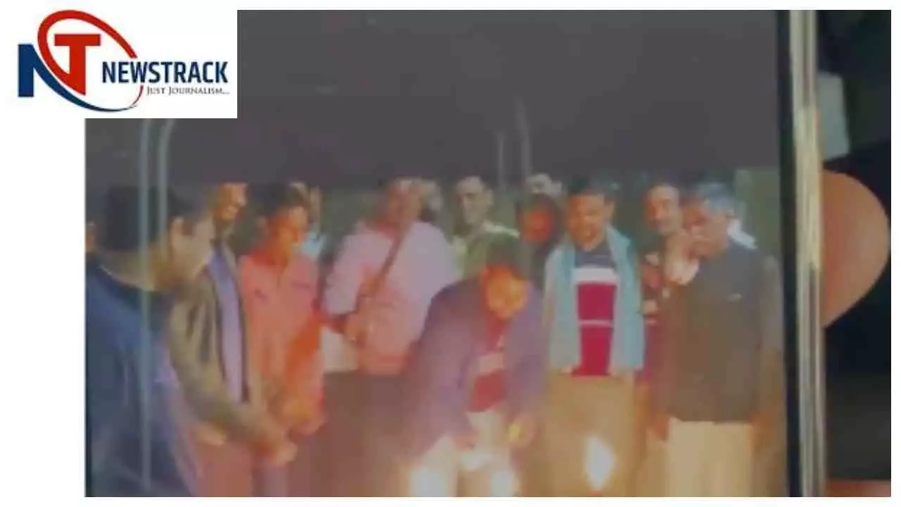 Chandauli News : तलवार से केक काटने का वीडियो वायरल, जांच में जुटी पुलिस Chandauli News : तलवार से केक काटने का वीडियो वायरल, जांच में जुटी पुलिस