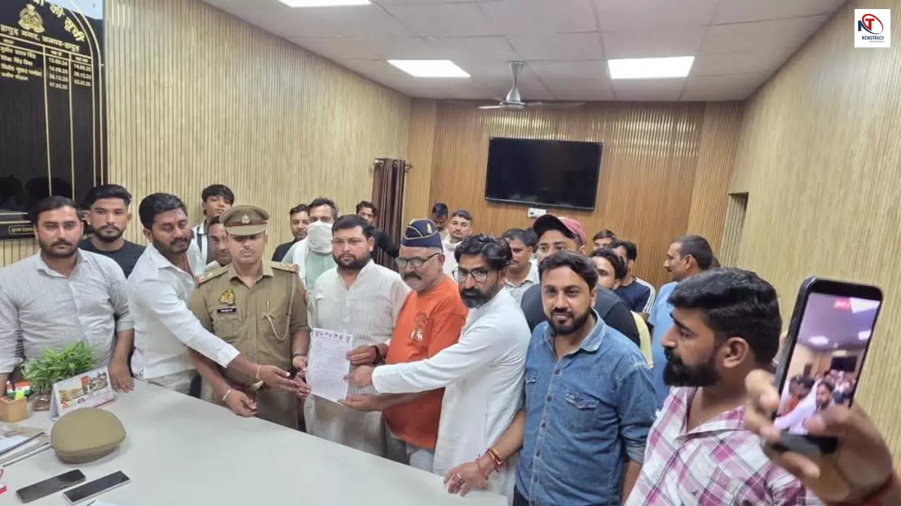 Hapur News: इंस्टाग्राम वीडियो पर फूटा गुस्सा, समाज के लोगों ने आरोपी की गिरफ्तारी की उठाई मांग Hapur News: इंस्टाग्राम वीडियो पर फूटा गुस्सा, समाज के लोगों ने आरोपी की गिरफ्तारी की उठाई मांग