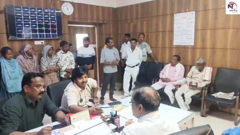 Mathura: जिला अस्पताल के सफाईकर्मियों ने उठाई वेतन भुगतान की मांग, ठेकेदारी व्यवस्था पर जताई नाराजगी