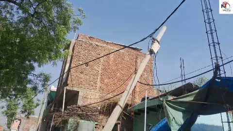 Mathura News: मथुरा में टूटा बिजली पोल बना खतरा, शिकायतों के बावजूद नहीं हुई मरम्मत