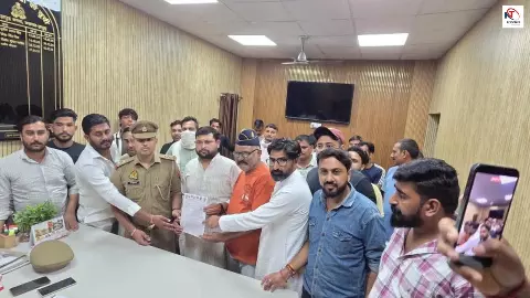 Hapur News: इंस्टाग्राम वीडियो पर फूटा गुस्सा, समाज के लोगों ने आरोपी की गिरफ्तारी की उठाई मांग Hapur News: इंस्टाग्राम वीडियो पर फूटा गुस्सा, समाज के लोगों ने आरोपी की गिरफ्तारी की उठाई मांग
