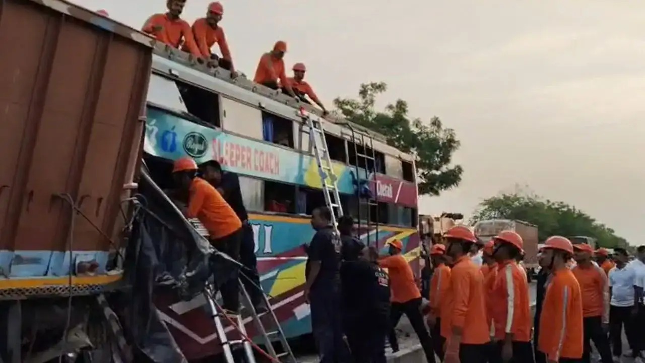 Vadodara Bus Accident| 5 Dead, 26 Injured After Luxury Bus Crashes Into  Truck Near Kotambi Stadium | Gujrat के वडोदरा में बड़ा हादसा, लग्जरी बस और  ट्रक की टक्कर में 5 की