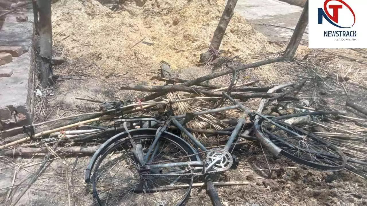 Jalaun News: शॉर्ट सर्किट से कच्चे मकान में लगी आग, गृहस्थी का सामान जलकर राख Jalaun News: शॉर्ट सर्किट से कच्चे मकान में लगी आग, गृहस्थी का सामान जलकर राख