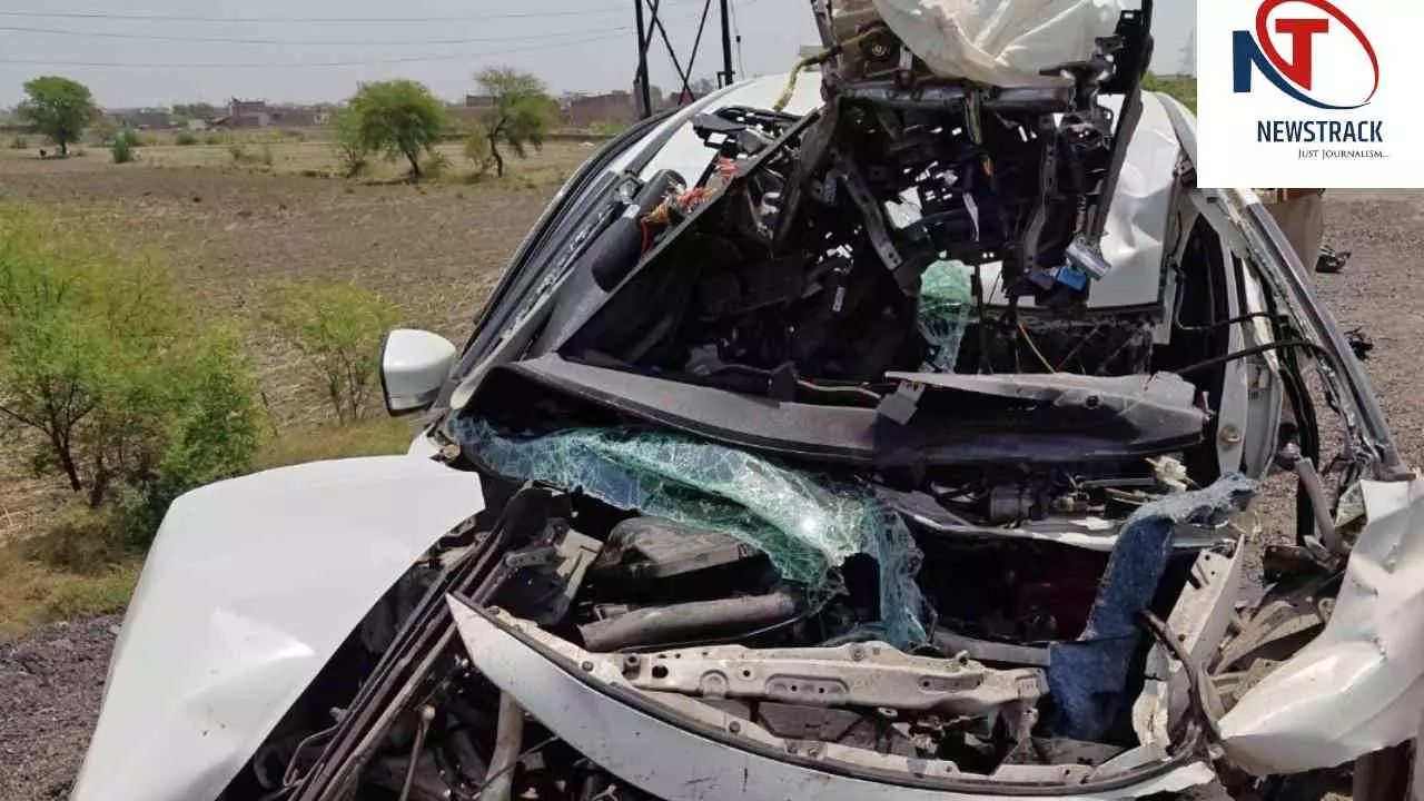 Jalaun News: हाईवे पर मौत बनकर दौड़ी कार डिवाइडर से टकराकर दो युवकों की मौत, तीन की हालत गंभीर