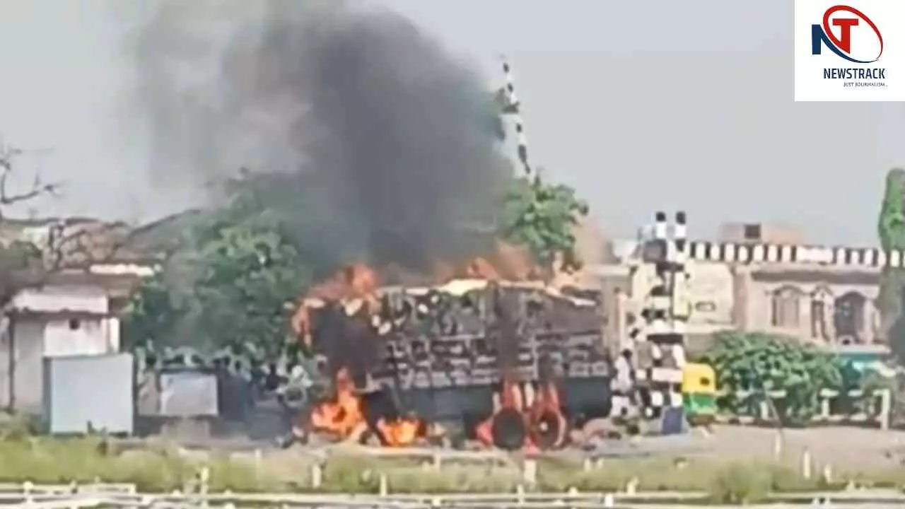 Sitapur News: हाईटेंशन लाइन से टकराई ओवरलोड ट्रैक्टर-ट्रॉली, गन्ने की खोई जलकर राख Sitapur News: हाईटेंशन लाइन से टकराई ओवरलोड ट्रैक्टर-ट्रॉली, गन्ने की खोई जलकर राख