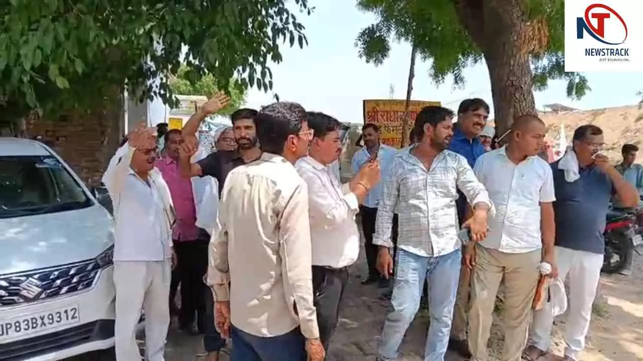 Firozabad News: हाईवे परियोजना को लेकर बवाल, किसानों ने NHI अधिकारियों का घेराव कर किया हंगामा