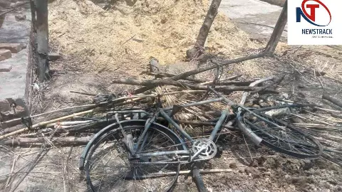 Jalaun News: शॉर्ट सर्किट से कच्चे मकान में लगी आग, गृहस्थी का सामान जलकर राख