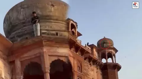 Varanasi के चेत सिंह घाट पर रील का जानलेवा क्रेज, लाइक के चक्कर में किले के गुंबद पर चढ़ा युवक,Video Varanasi के चेत सिंह घाट पर रील का जानलेवा क्रेज, लाइक के चक्कर में किले के गुंबद पर चढ़ा युवक,Video