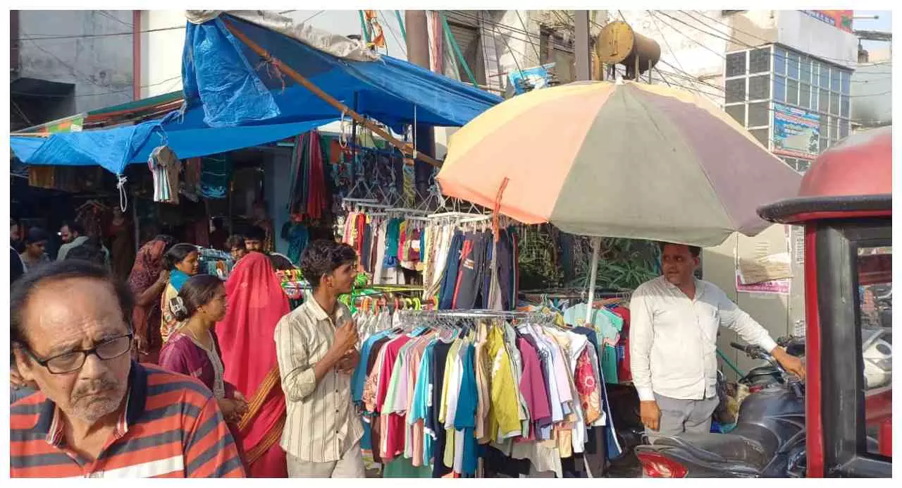 Etah News: ट्रांसफार्मर के चारों तरफ दुकानें! एटा में मौत को दावत देता अतिक्रमण, प्रशासन पर उठे सवाल Etah News: ट्रांसफार्मर के चारों तरफ दुकानें! एटा में मौत को दावत देता अतिक्रमण, प्रशासन पर उठे सवाल