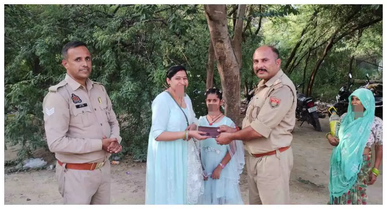 Mathura News: बंसीवट में खोया मोबाइल पुलिस ने लौटाया, महिला श्रद्धालु ने जताया आभार Mathura News: बंसीवट में खोया मोबाइल पुलिस ने लौटाया, महिला श्रद्धालु ने जताया आभार