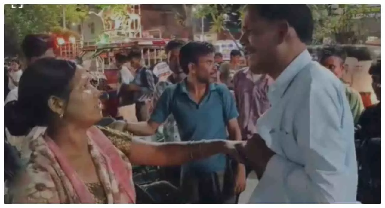 Firozabad News: भरे बाजार हंगामा! वकील पर धोखाधड़ी का आरोप, महिला ने की पिटाई Firozabad News: भरे बाजार हंगामा! वकील पर धोखाधड़ी का आरोप, महिला ने की पिटाई