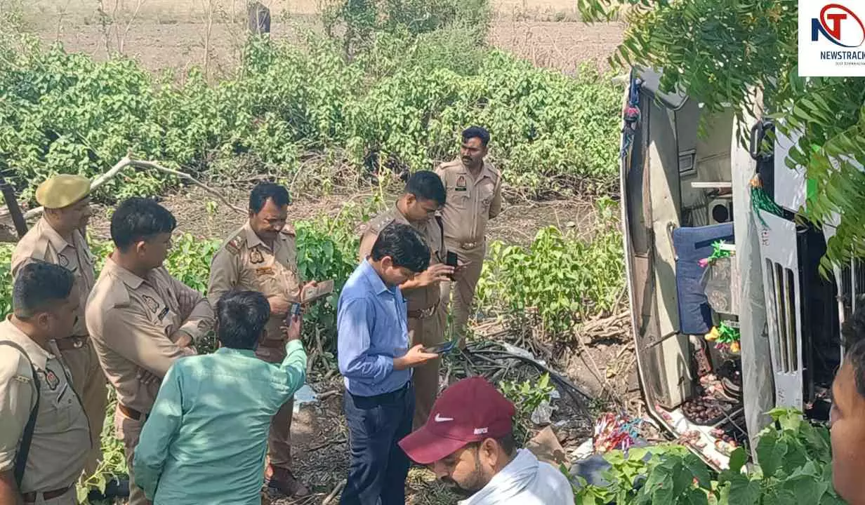 Jalaun News: जालौन में तेज रफ्तार प्राइवेट बस पलटी, कई यात्री घायल Jalaun News: जालौन में तेज रफ्तार प्राइवेट बस पलटी, कई यात्री घायल