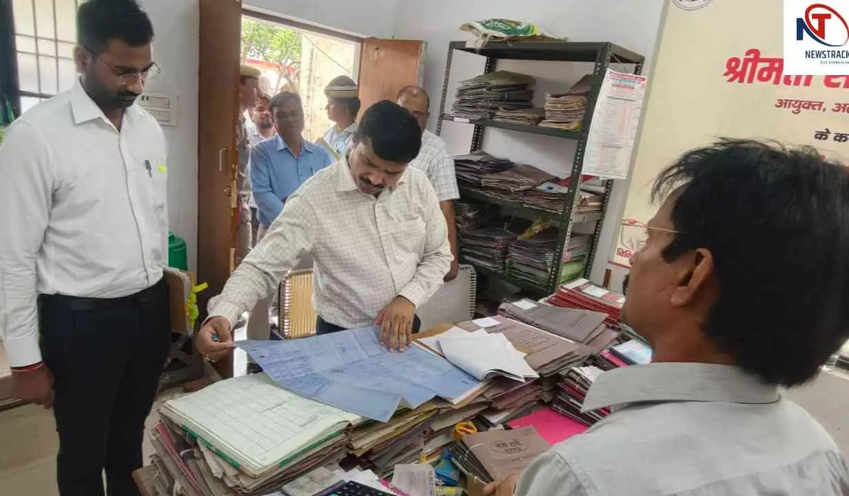 Etah News: औचक निरीक्षण में सख्त दिखे डीएम,अवैध कॉलोनियों और भू-माफियाओं पर कार्रवाई के निर्देश Etah News: औचक निरीक्षण में सख्त दिखे डीएम,अवैध कॉलोनियों और भू-माफियाओं पर कार्रवाई के निर्देश