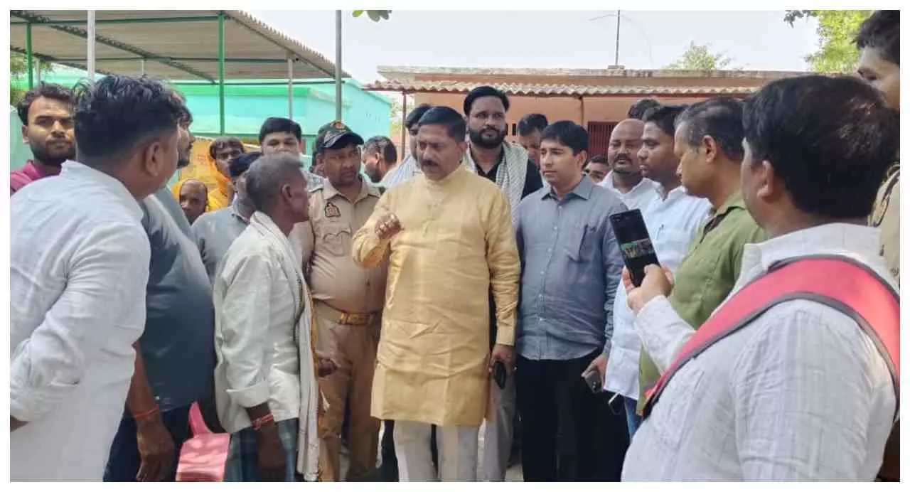 Chandauli News: रेलवे ने पाटा नाला, 12 गांवों में जलभराव का खतरा; विधायक रमेश जायसवाल ने किया निरीक्षण Chandauli News: रेलवे ने पाटा नाला, 12 गांवों में जलभराव का खतरा; विधायक रमेश जायसवाल ने किया निरीक्षण