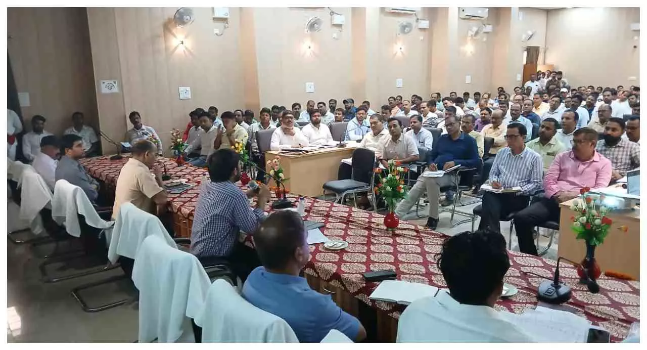 Chandauli डीएम चंद्र मोहन गर्ग की चेतावनी: बिना दबाव काम करें राजस्व कर्मी, लापरवाही पर कार्रवाई