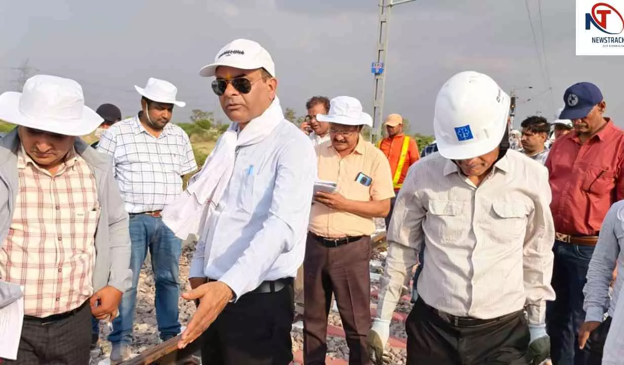 Jhansi News: रेल संरक्षा आयुक्त ने खैरार-अकौना नई दूसरी रेल लाइन का किया निरीक्षण