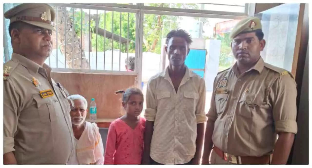 Etawah News: ऑपरेशन मुस्कान के तहत इटावा पुलिस ने 10 वर्षीय बालिका को सकुशल परिजनों से मिलाया Etawah News: ऑपरेशन मुस्कान के तहत इटावा पुलिस ने 10 वर्षीय बालिका को सकुशल परिजनों से मिलाया
