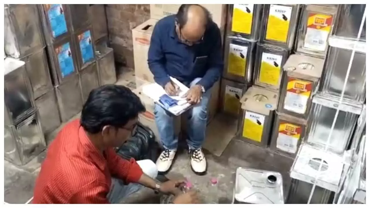 Shikanja of food department on ghee-butter, raid on 6 dairies, send off 8 samples for inspection Shikanja of food department on ghee-butter, raid on 6 dairies, send off 8 samples for inspection