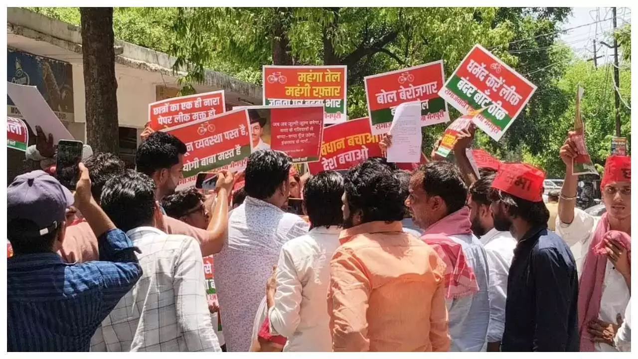 Mainpuri News: पेपर लीक के विरोध में युवजन छात्र सभा का प्रदर्शन, शिक्षा मंत्री का मांगा इस्तीफा