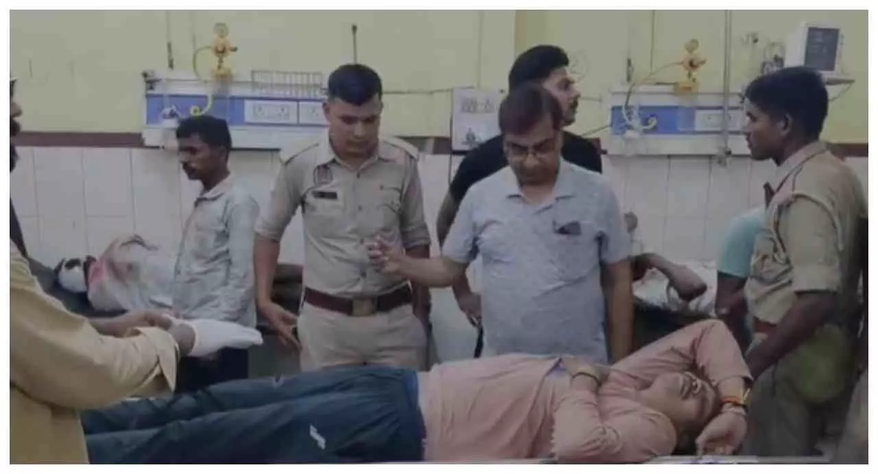 Raebareli News रायबरेली में सर्राफा व्यवसायी को गोली मारकर लाखों के जेवरात की लूट, पुलिस जांच में जुटी Raebareli News रायबरेली में सर्राफा व्यवसायी को गोली मारकर लाखों के जेवरात की लूट, पुलिस जांच में जुटी