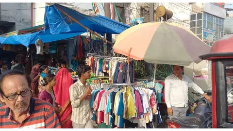 Etah News: ट्रांसफार्मर के चारों तरफ दुकानें! एटा में मौत को दावत देता अतिक्रमण, प्रशासन पर उठे सवाल Etah News: ट्रांसफार्मर के चारों तरफ दुकानें! एटा में मौत को दावत देता अतिक्रमण, प्रशासन पर उठे सवाल