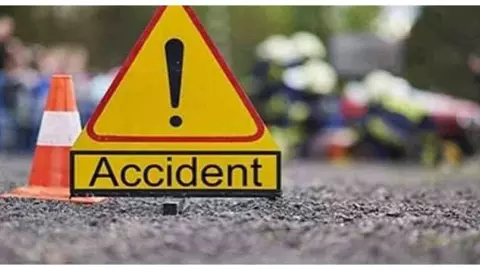 Raebareli News: रायबरेली में टला बड़ा रेल हादसा, ट्रैक्टर-ट्रॉली फंसने से रुकी नौचंदी एक्सप्रेस Raebareli News: रायबरेली में टला बड़ा रेल हादसा, ट्रैक्टर-ट्रॉली फंसने से रुकी नौचंदी एक्सप्रेस