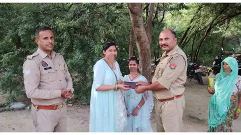Mathura News: बंसीवट में खोया मोबाइल पुलिस ने लौटाया, महिला श्रद्धालु ने जताया आभार