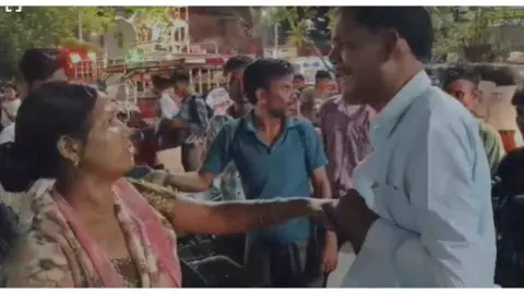 Firozabad News:  भरे बाजार हंगामा! वकील पर धोखाधड़ी का आरोप, महिला ने की पिटाई