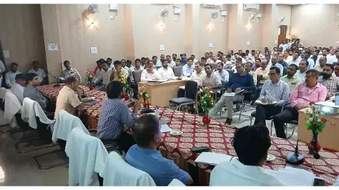 Chandauli डीएम चंद्र मोहन गर्ग की चेतावनी: बिना दबाव काम करें राजस्व कर्मी, लापरवाही पर कार्रवाई
