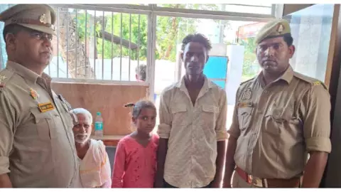 Etawah News: ऑपरेशन मुस्कान के तहत इटावा पुलिस ने 10 वर्षीय बालिका को सकुशल परिजनों से मिलाया