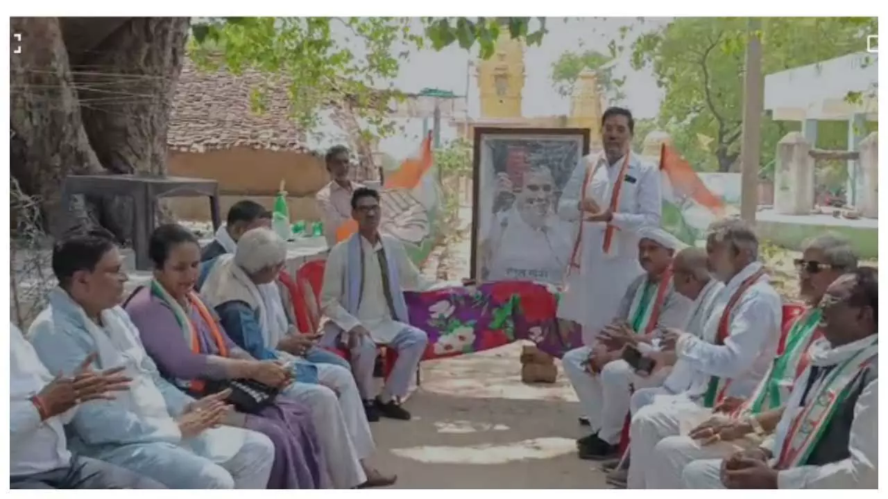 Congress distributes fruits and biscuits to celebrate Rahul Gandhis birthday Congress distributes fruits and biscuits to celebrate Rahul Gandhis birthday