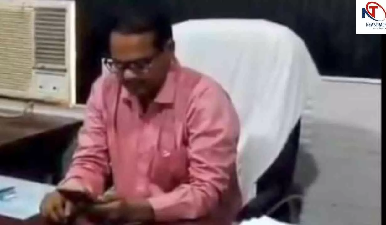 Etah News: यूपी बोर्ड का बड़ा फैसला, 18 स्कूलों समेत प्रदेश के 465 विद्यालयों की मान्यता समाप्त Etah News: यूपी बोर्ड का बड़ा फैसला, 18 स्कूलों समेत प्रदेश के 465 विद्यालयों की मान्यता समाप्त