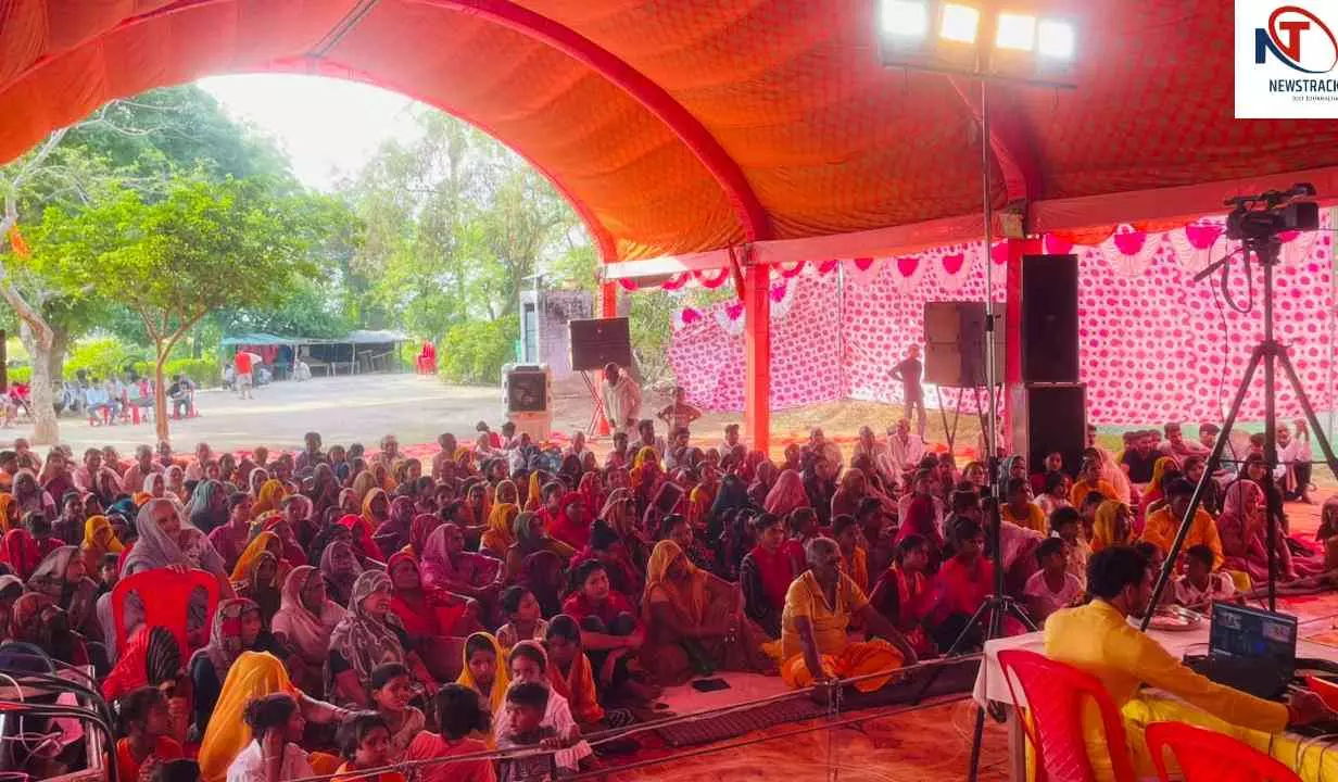 Etah News: द्रौपदी चीरहरण प्रसंग सुन भावविभोर हुए श्रद्धालु, भगवान को बताया अंतिम सहारा Etah News: द्रौपदी चीरहरण प्रसंग सुन भावविभोर हुए श्रद्धालु, भगवान को बताया अंतिम सहारा