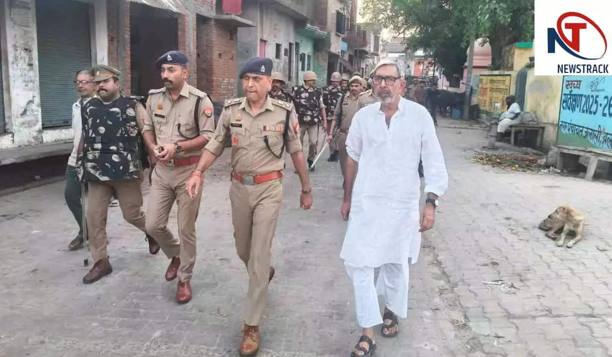 Aligarh News:मोहर्रम से पहले पुलिस अलर्ट, एसपी ग्रामीण मनीष कुमार मिश्र ने जलाली में किया पैदल मार्च Aligarh News:मोहर्रम से पहले पुलिस अलर्ट, एसपी ग्रामीण मनीष कुमार मिश्र ने जलाली में किया पैदल मार्च