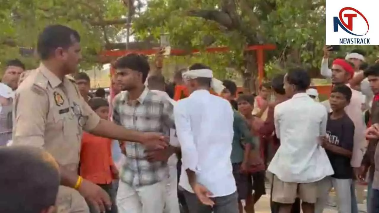 Chandauli News: सरकारी राशन की दुकान के आवंटन में धांधली को लेकर हंगामा,ग्रामीणों ने किया सड़क जाम Chandauli News: सरकारी राशन की दुकान के आवंटन में धांधली को लेकर हंगामा,ग्रामीणों ने किया सड़क जाम