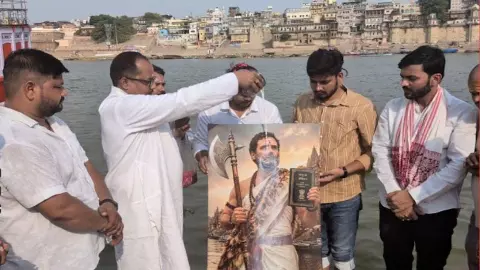 Rahul Gandhi: वाराणसी में राहुल गांधी का भगवान परशुराम अवतार! 56वें जन्मदिन पर गंगा घाट पर अभिषेक, समझिए सियासी गणित