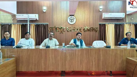 Sonbhadra: सीएम डैशबोर्ड समीक्षा में डीएम सख्त, लक्ष्य पूर्ति में लापरवाही पर कार्रवाई की चेतावनी