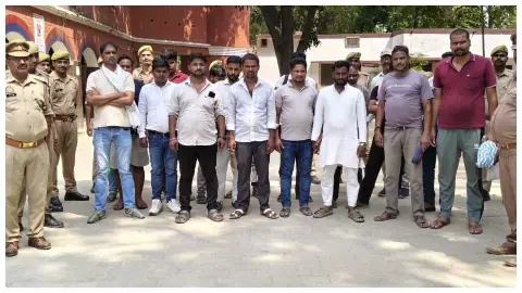 Azamgarh News: पुलिस का चला डंडा, 21 वाहन सीज, 20 व्यक्तियों के खिलाफ हुई कार्रवाई