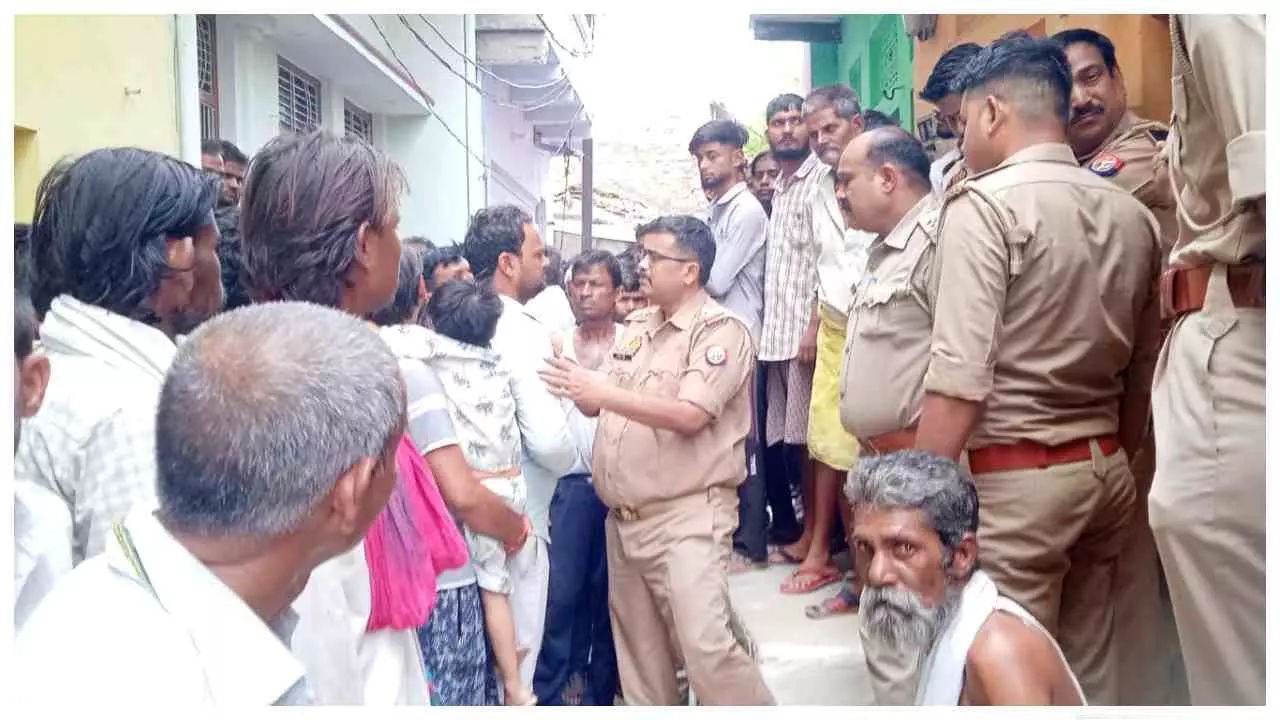 Jhansi News : मडो़री गांव में पति-पत्नी ने फंदा लगाकर दी जान, सुसाइड नोट मिलने से सनसनी Jhansi News : मडो़री गांव में पति-पत्नी ने फंदा लगाकर दी जान, सुसाइड नोट मिलने से सनसनी