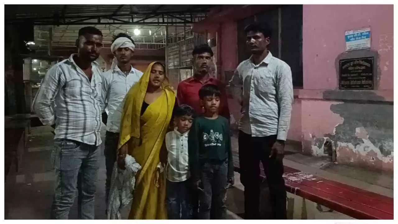 Firozabad News: नहर में मिले युवक और विवाहित महिला के शव, एक ही दुपट्टे से बंधे मिले दोनों के हाथ