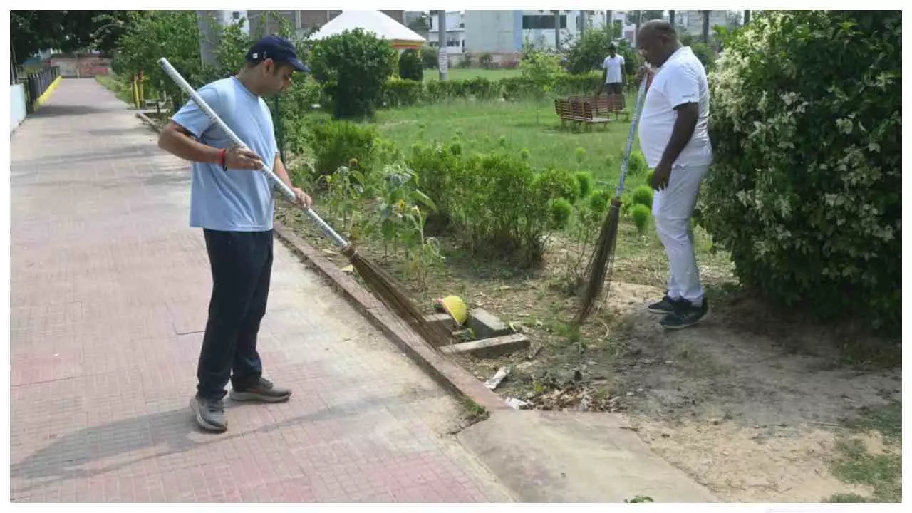 Siddharthnagar News: राजकीय उद्यान में चला स्वच्छता अभियान, एसएसपी ने पुलिसकर्मियों संग की सफाई