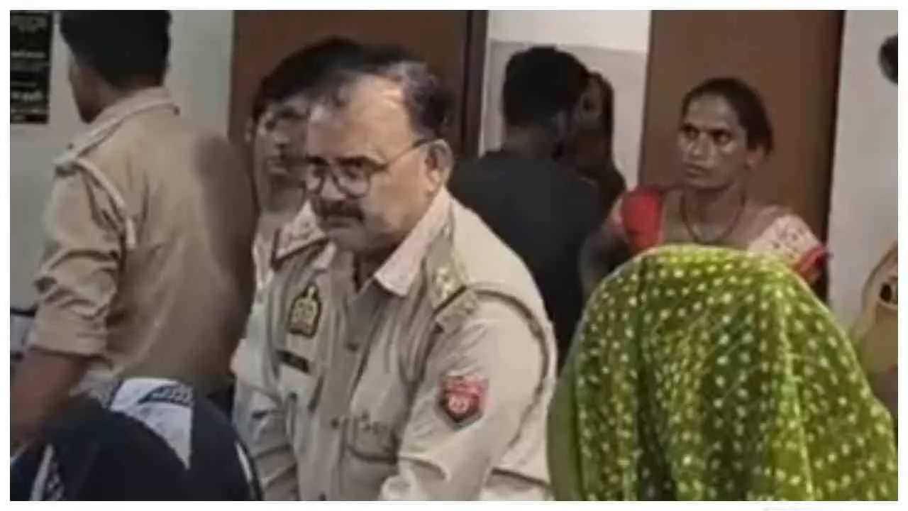 Etah News:एटा मेडिकल कॉलेज में हंगामा: पानी भरने को लेकर विवाद , महिला ने कर्मचारी को चप्पल से पीटा