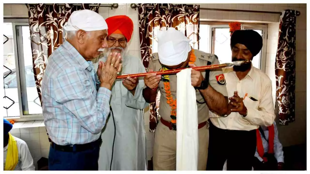 Aligarh News : गुरु अर्जुन देव जी के शहीदी दिवस पर अलीगढ़ पुलिस लाइन गुरुद्वारे में अरदास Aligarh News : गुरु अर्जुन देव जी के शहीदी दिवस पर अलीगढ़ पुलिस लाइन गुरुद्वारे में अरदास