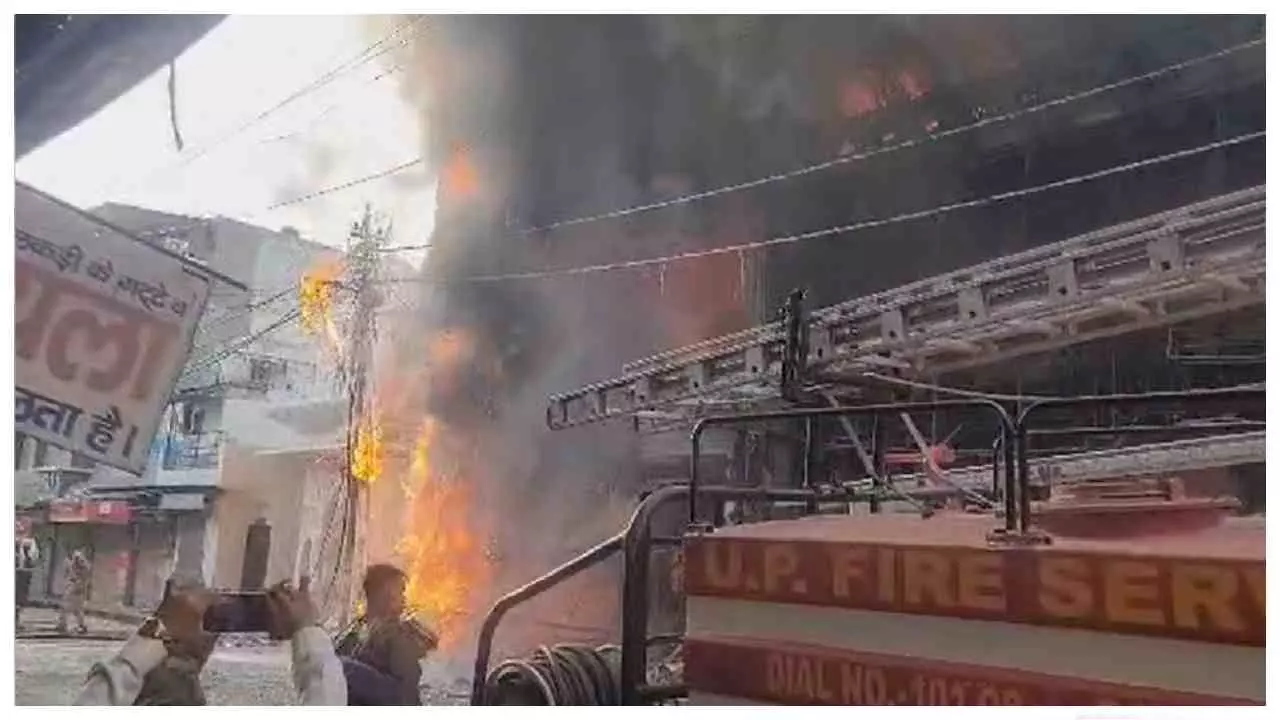 Jhansi News: झांसी में बेसमेंट में इलेक्ट्रिक गाड़ियों में लगी आग, मकान जलकर खाक Jhansi News: झांसी में बेसमेंट में इलेक्ट्रिक गाड़ियों में लगी आग, मकान जलकर खाक